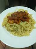 Espaguetti con salsa de camarones y champiñones