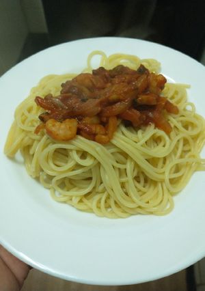 Una foto de Espaguetti con salsa de camarones y champiñones