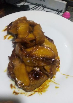 Una foto de Cerdo agridulce con manzana caramelizada y cebolla