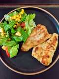 Milanesas de pescado con ensalada