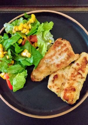 Una foto de Milanesas de pescado con ensalada