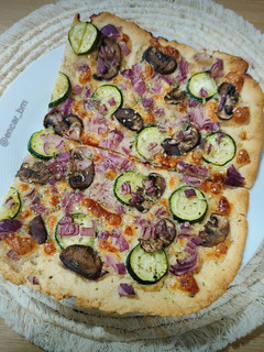 Una foto de Pizza blanca de verduras