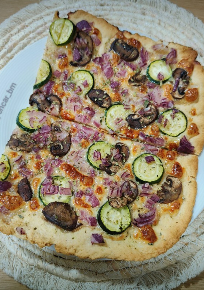 Una foto de Pizza blanca de verduras