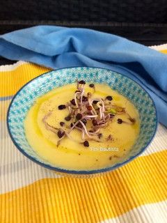 Una foto de Crema de puerros con almendras