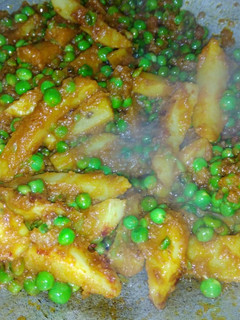 सूखे आलू मटर की सब्जी (Sukhe Aloo Matar ki sabji in hindi) रेसिपी मुख्य फोटो