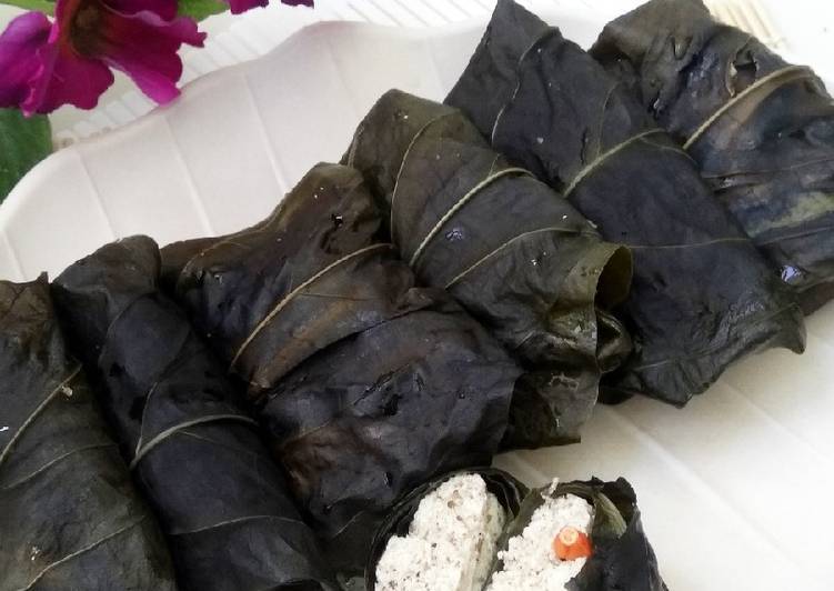 Tahu Ampas Parutan Kelapa Gulung Daun Mengkudu