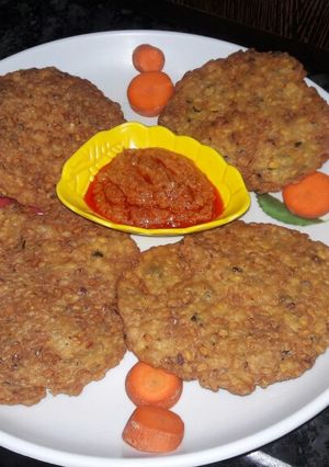 A picture of Moong Dal ki poori And lahshan ki chutney.