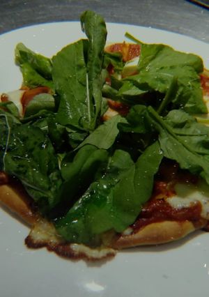 Una foto de Pizza rúcula Y jamón crudo