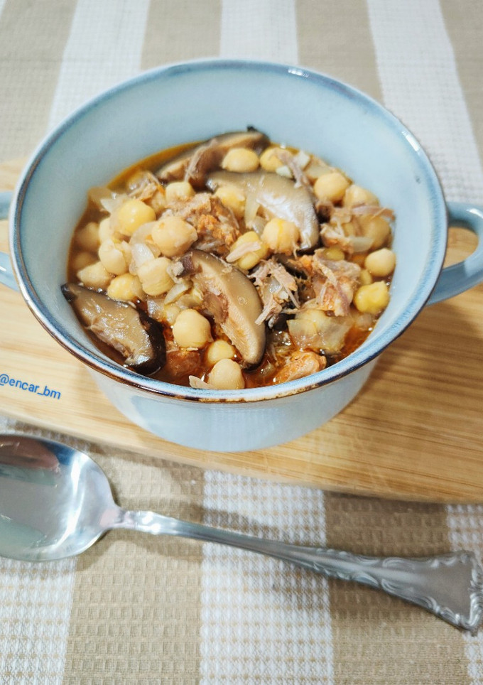 Una foto de Potaje de garbanzos con pulled pork y shiitake