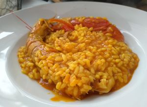 Foto principal de Arroz rojo meloso (con carabineros, galeras y sepia)
