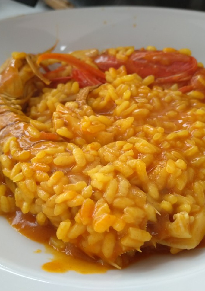 Una foto de Arroz rojo meloso (con carabineros, galeras y sepia)