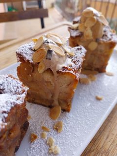 Una foto de Pudding de manzana caramelizada con speculoos y croissants