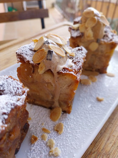 Una foto de Pudding de manzana caramelizada con speculoos y croissants
