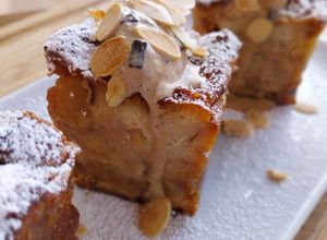 Una foto de Pudding de manzana caramelizada con speculoos y croissants