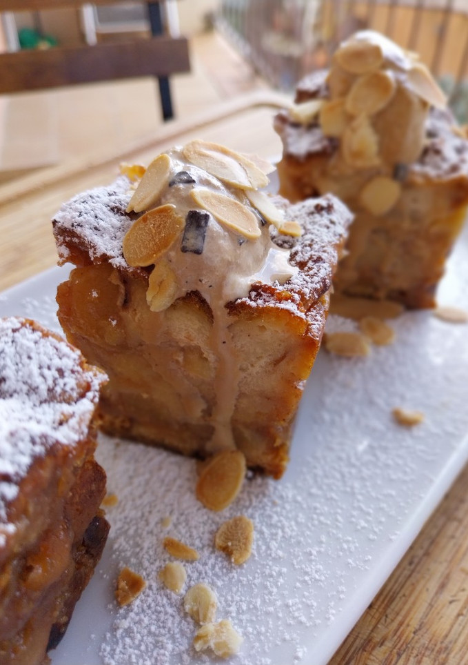 Una foto de Pudding de manzana caramelizada con speculoos y croissants