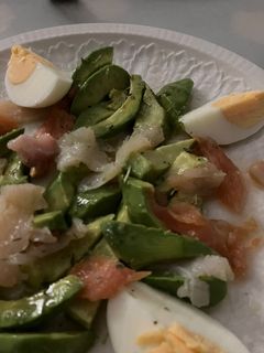 Una foto de Ensalada sencilla de aguacate, salmón y bacalao ahumados