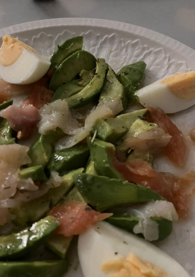 Una foto de Ensalada sencilla de aguacate, salmón y bacalao ahumados