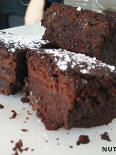 Una foto de Brownie de chocolate negro