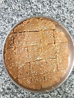 ગોળ પાપડી (Gol Papdi Recipe In Gujarati) રેસીપી મુખ્ય ફોટો