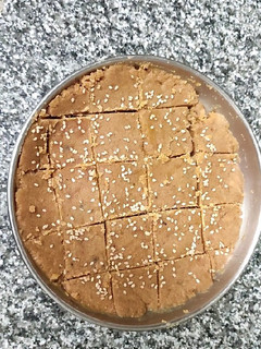 ગોળ પાપડી (Gol Papdi Recipe In Gujarati) રેસીપી મુખ્ય ફોટો