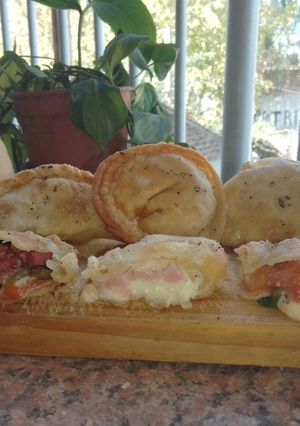 Una foto de Rellenos de 3 tipos de empanadas: Caprese, jamón y queso y calabresa