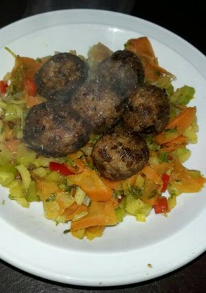 Una foto de Albóndigas de quinoa sobre panaché de verduras