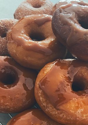 Une photo de Donuts au sucre et glaçage caramel