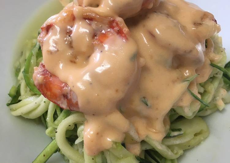 Espaguetis de calabacín con salsa de nata y gambones (keto)