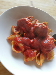 Foto di Conchiglie rigate con sugo di pomodoro e polpette 🍅🥩🍝