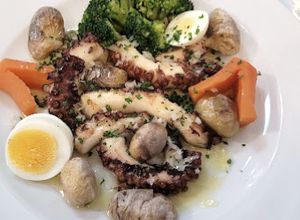 Foto de Polvo Cozido com Batatas e Legumes