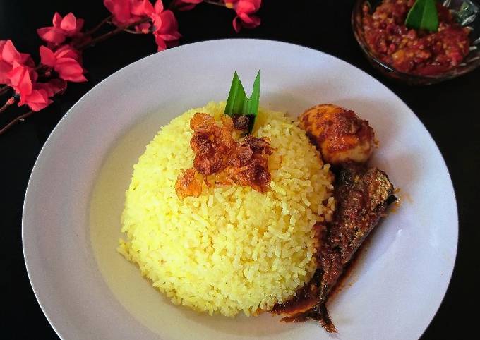 Nasi kuning banjar