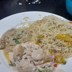 A picture of Basmati Rice da miyar gidar kashuna da salad din dakalin turawa.