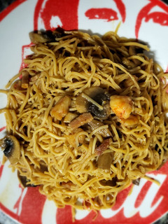 Una foto de Pasta con langostinos, champiñones y bacon