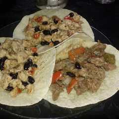 Una foto de Tacos de pollo y carne