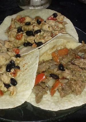 Una foto de Tacos de pollo y carne