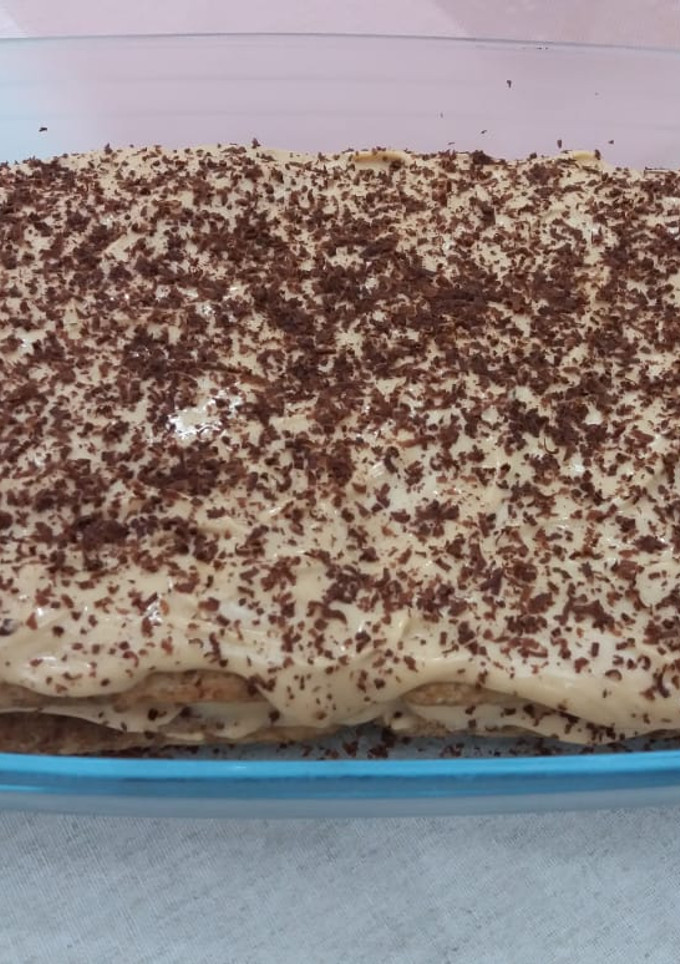 Una foto de Tiramisú con licor y cacao
