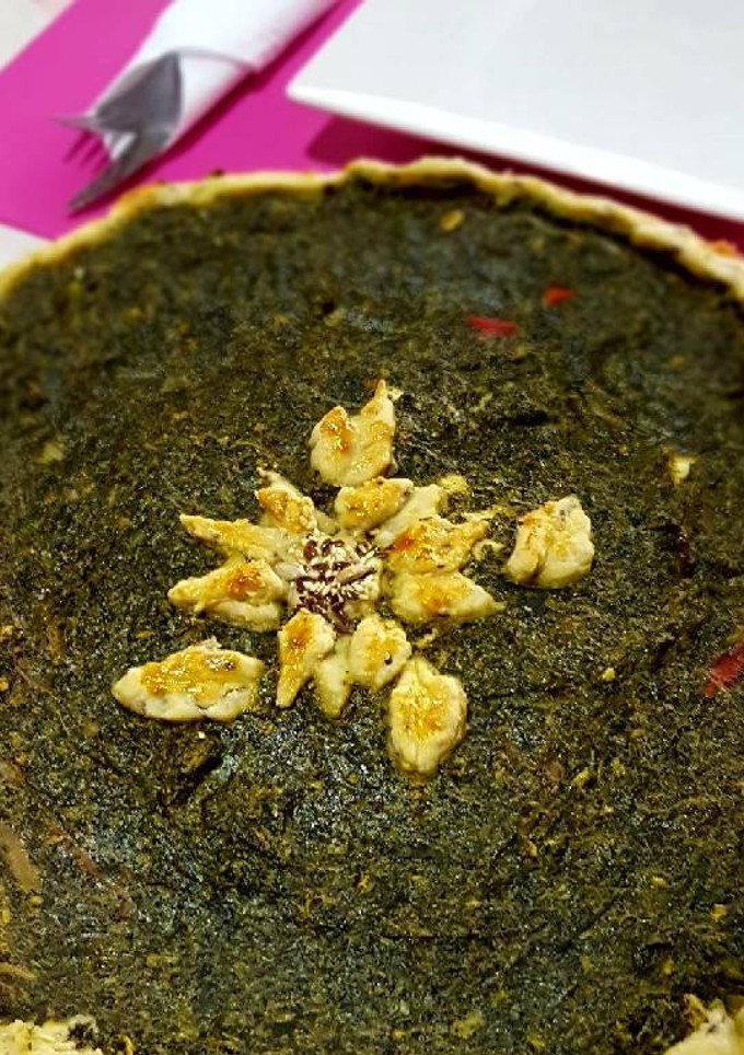 Una foto de Tarta de acelga suave y artistica!