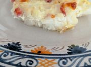 Una foto de coliflor gratinada con huevo