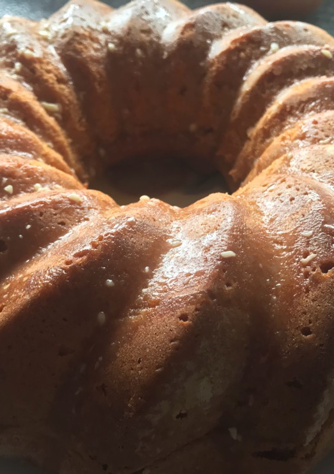 Una foto de Bizcocho de Dulce de leche y almíbar de chocolate blanco