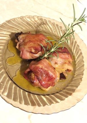 Kacsamáj baconben, aszalt szilvával töltve recept fotója