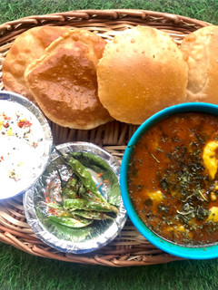 हींग जीरा आलू टमाटर और जीरा पूरी(HING JEERA ALOO TAMATAR AUR JEERA PURI RECIPE IN HINDI) रेसिपी मुख्य फोटो