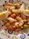 Empedrat, ensalada con bacalao, cebolla y encurtidos