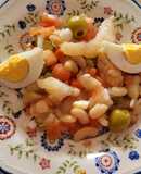 Empedrat, ensalada con bacalao, cebolla y encurtidos