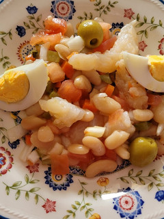 Una foto de Empedrat, ensalada con bacalao, cebolla y encurtidos