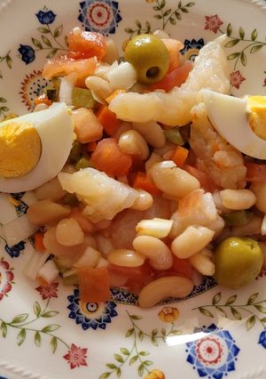 Una foto de Empedrat, ensalada con bacalao, cebolla y encurtidos