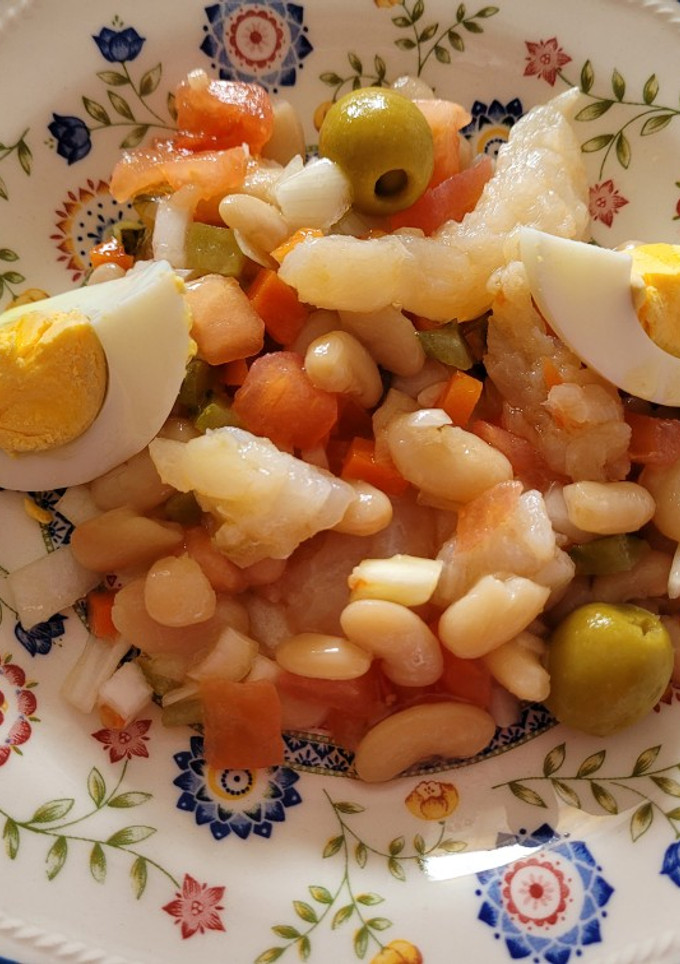 Una foto de Empedrat, ensalada con bacalao, cebolla y encurtidos