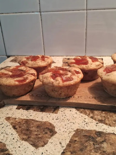 Una foto de Muffins veganos con frutas y membrillo