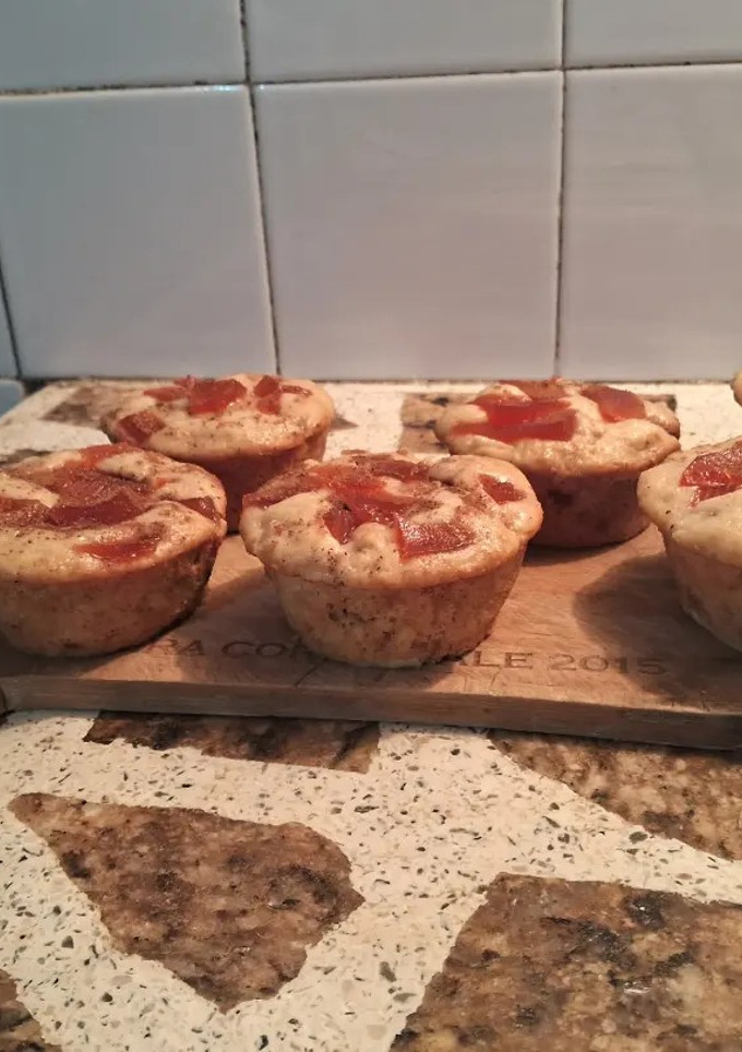 Una foto de Muffins veganos con frutas y membrillo