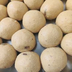 A picture of Rava ladoo with besan.