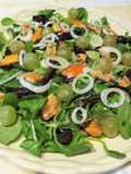 Ensalada otoñal de canónigos con mejillones, uvas moscatel frescas y ciruelas pasas